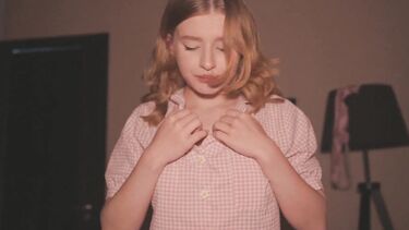 Она опять застряла под кроватью в стрингах