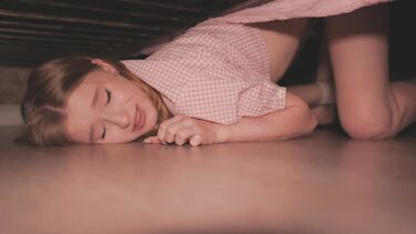 Она опять застряла под кроватью в стрингах