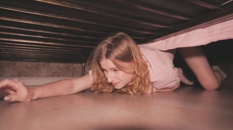 Она опять застряла под кроватью в стрингах