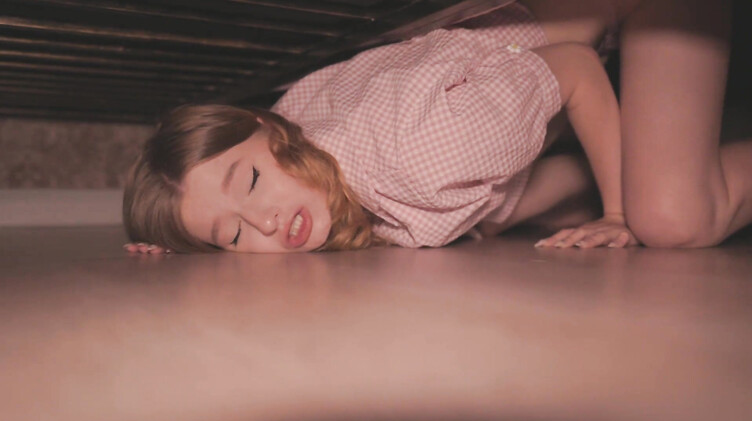 Она опять застряла под кроватью в стрингах