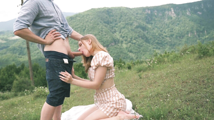 Хочешь кататься - соси хуй! Сводная сестра отрабатывает поездку ртом и киской