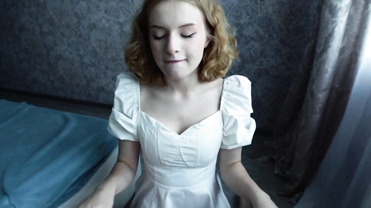 Рыжая кудряшка сосет хуй сводному брату за бабло