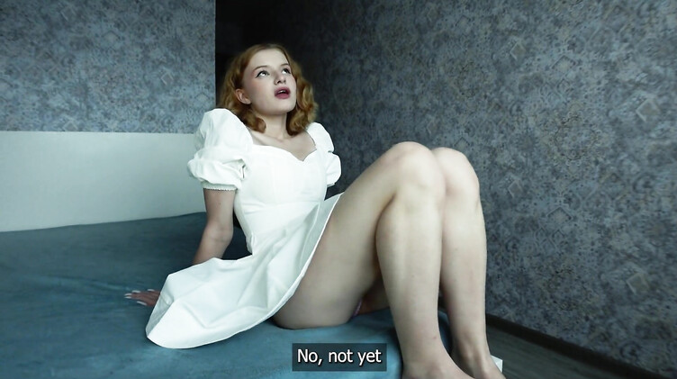 Рыжая кудряшка сосет хуй сводному брату за бабло