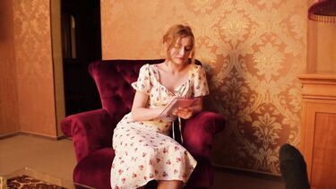 Девушка психолог учит клиента ебаться, комментируя каждый шаг