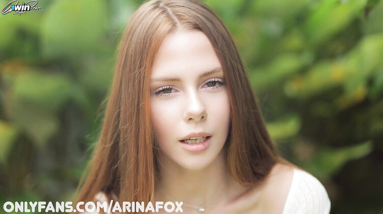 Стройная девушка наслаждается утренним сексом на диване с бойфрендом