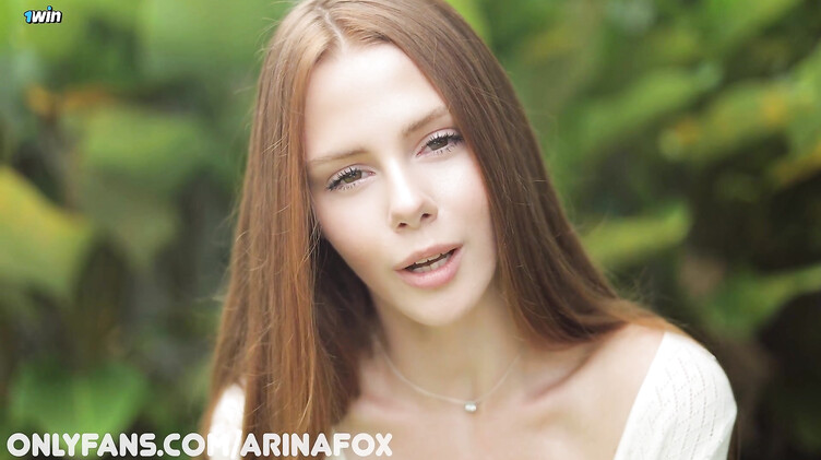 Стройная девушка наслаждается утренним сексом на диване с бойфрендом