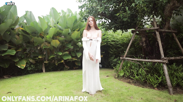 Стройная девушка наслаждается утренним сексом на диване с бойфрендом