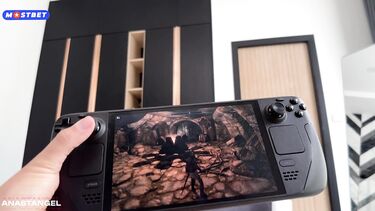 От скуки прыгает на члене сводного брата с леденцом во рту