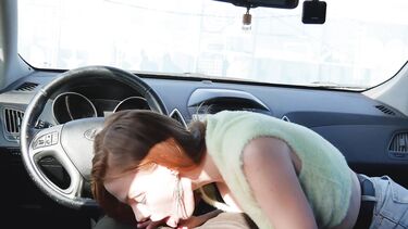 Рыжая молодая падчерица сосет член отчима в его автомобиле