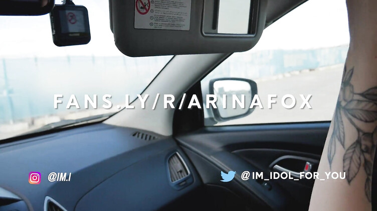 Рыжая молодая падчерица сосет член отчима в его автомобиле