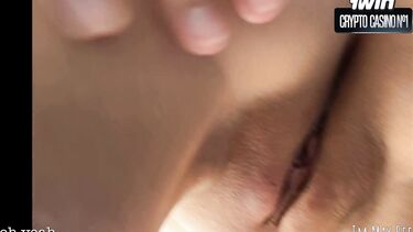 Красотка тыкает пиздой в камеру, имитируя фейсситтинг со зрителем