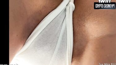 Красотка тыкает пиздой в камеру, имитируя фейсситтинг со зрителем