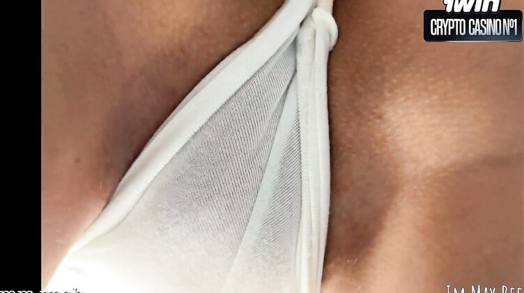 Красотка тыкает пиздой в камеру, имитируя фейсситтинг со зрителем