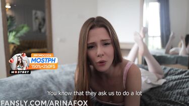 Арина Фокс и Пош Спайси имитируют секс втроем