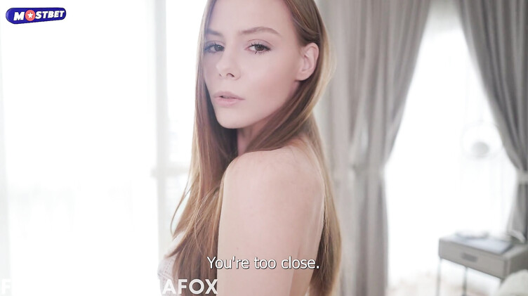 Дал на клык перед зеркалом и растянул розовую киску сестры