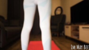 Фитоняшка мастурбирует до оргазма во время онлайн тренировки с коучем