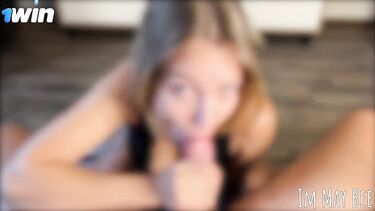 Глубокий сочный минет с двумя сливами в рот