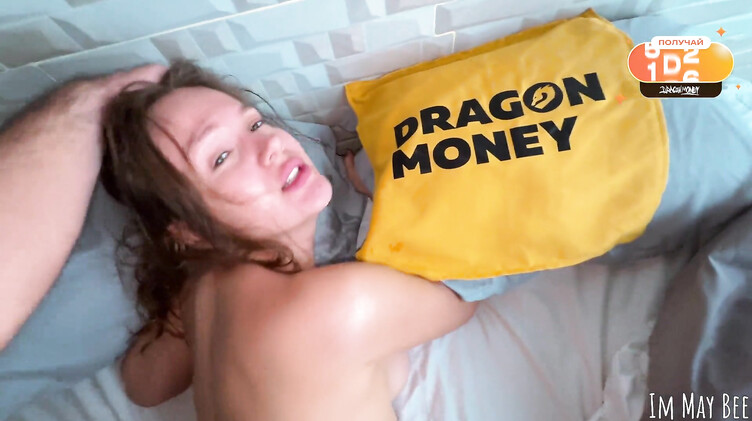 Вертит на хуе сводную сестру с влажной пиздой