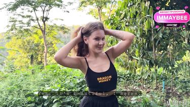 Русская туристка чпокается в джунглях Шри-Ланки