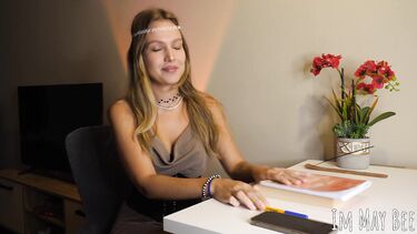 Девушка астролог сосет хуй и имитирует секс со зрителем