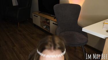 Девушка астролог сосет хуй и имитирует секс со зрителем