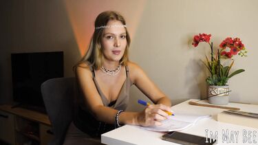 Девушка астролог сосет хуй и имитирует секс со зрителем