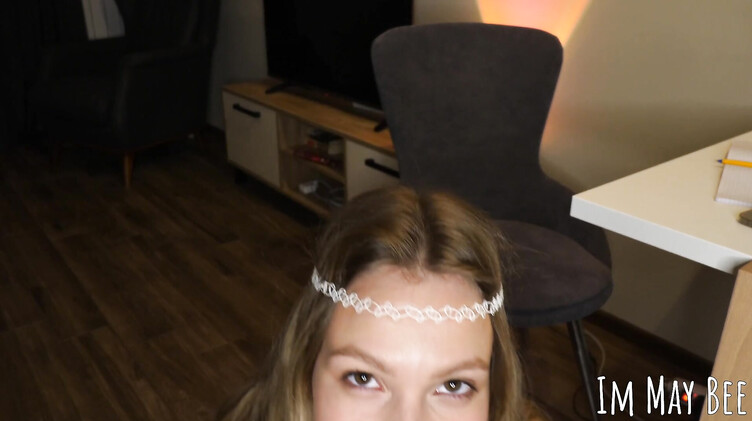 Большие натуральные сиськи: Девушка астролог сосет хуй и имитирует секс со зрителем