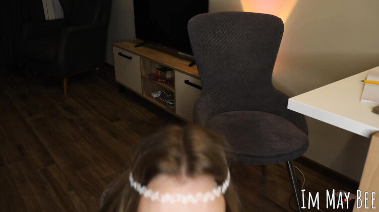 Девушка астролог сосет хуй и имитирует секс со зрителем