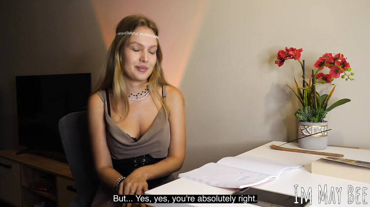 Девушка астролог сосет хуй и имитирует секс со зрителем