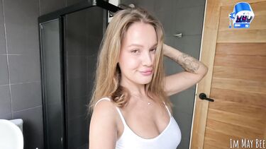 Блогерша снимает на селфи камеру минет парню с окончанием ей в рот