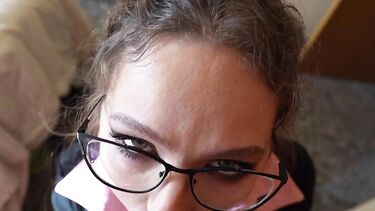 Быстрый отсос от горячей мачехи с большим сливом на одежду