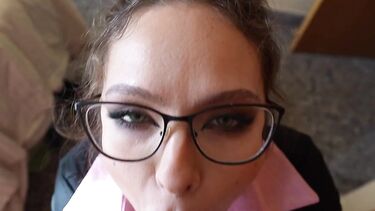 Быстрый отсос от горячей мачехи с большим сливом на одежду