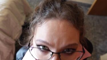 Быстрый отсос от горячей мачехи с большим сливом на одежду