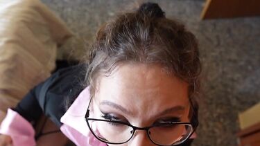 Быстрый отсос от горячей мачехи с большим сливом на одежду