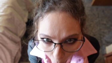 Быстрый отсос от горячей мачехи с большим сливом на одежду