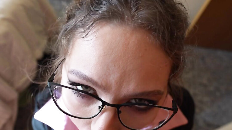 Быстрый отсос от горячей мачехи с большим сливом на одежду