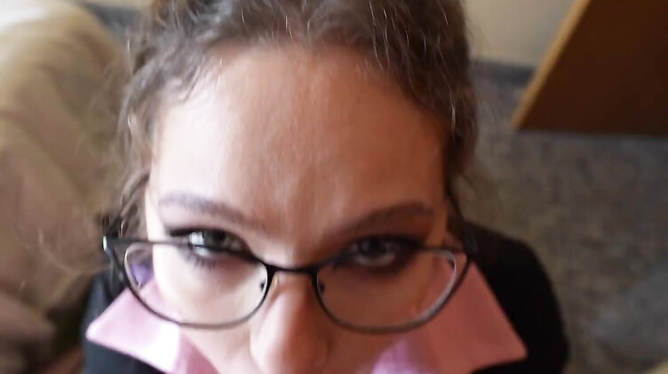 Быстрый отсос от горячей мачехи с большим сливом на одежду