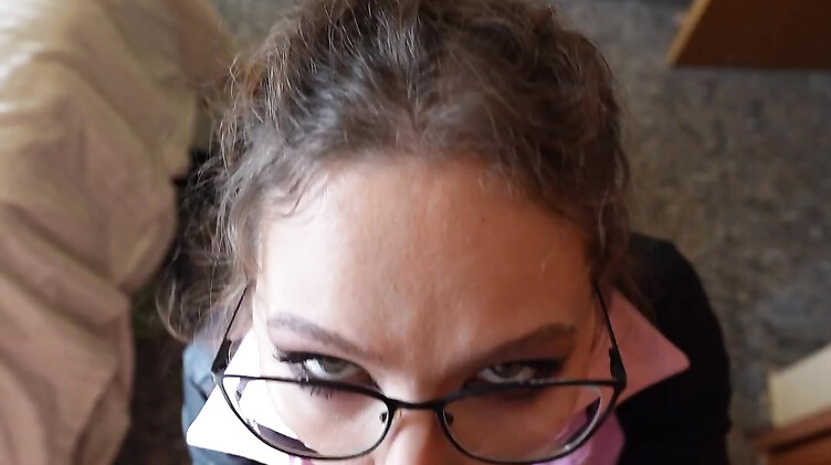 Быстрый отсос от горячей мачехи с большим сливом на одежду