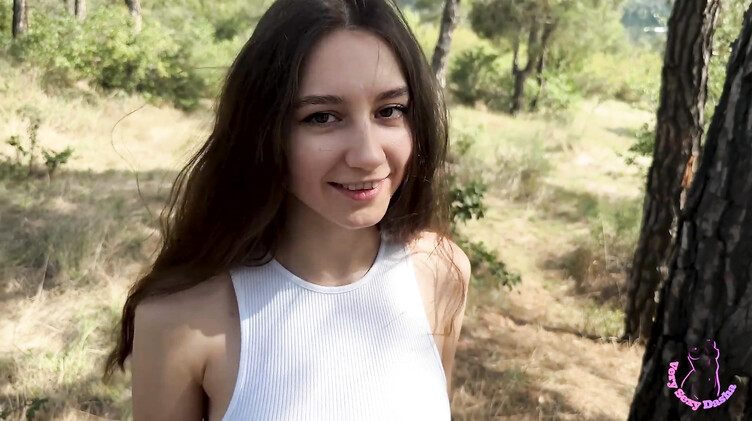 Мужик развел на секс в лесу молоденькую красивую потеряшку