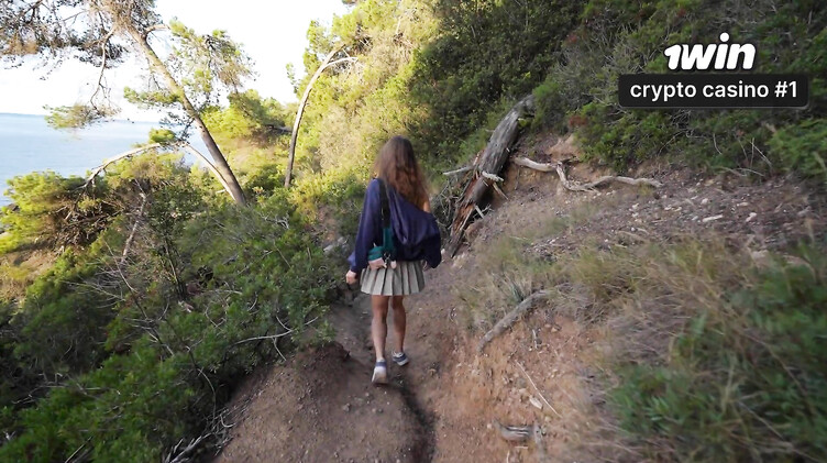 Русская пара трахается на высоком берегу в лесу с видом на море