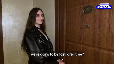 Инфлюенсерша решает проблему с парковкой, отсасывая член парковщика