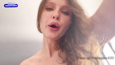 Мачеха анально насаживается на стояк в обратной наезднице и раздирает киску