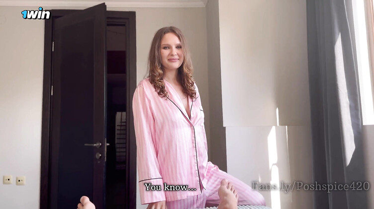 Мачеха анально насаживается на стояк в обратной наезднице и раздирает киску