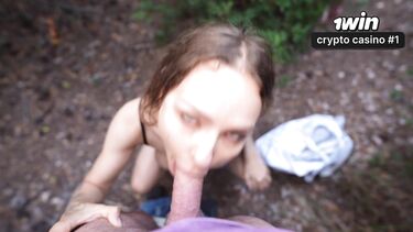 Анально имеет незнакомку в кустах после минета