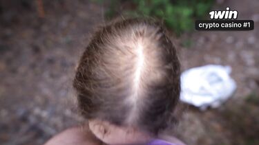 В лесу: Анально имеет незнакомку в кустах после минета