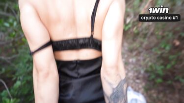 Анально имеет незнакомку в кустах после минета