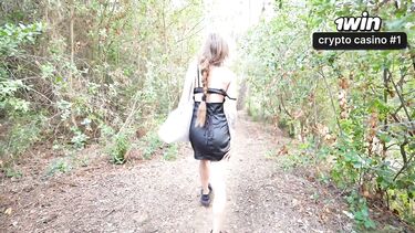 Анально имеет незнакомку в кустах после минета