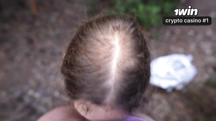 Анально имеет незнакомку в кустах после минета