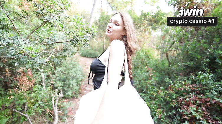 Анально имеет незнакомку в кустах после минета