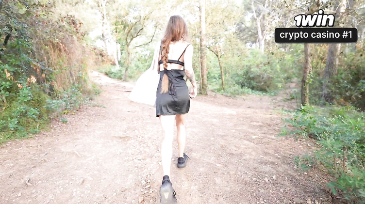 Анально имеет незнакомку в кустах после минета